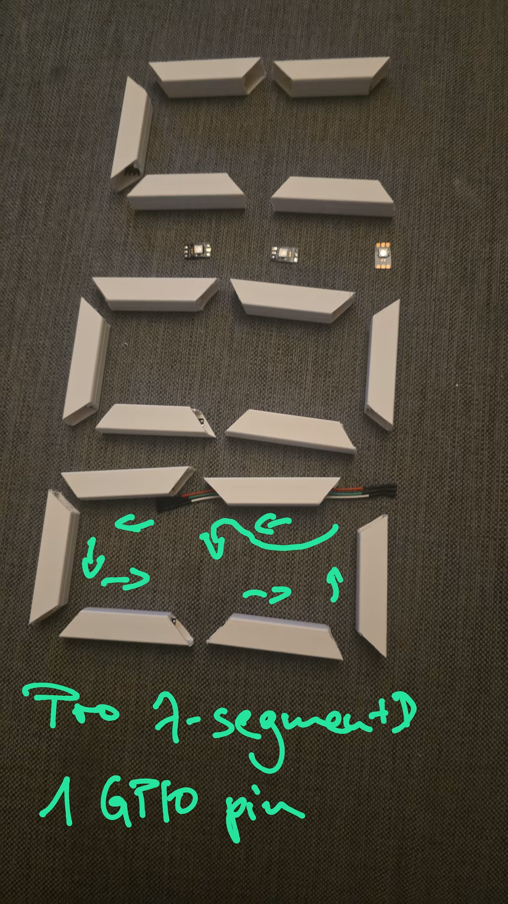 Stücke des Kabelkanals mit LEDs, mit Skizze der Verbindung